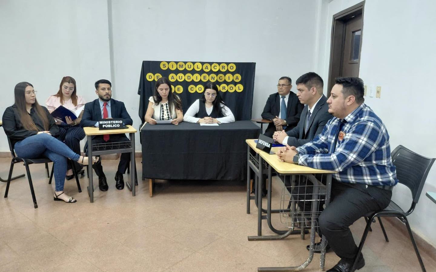 Estudiantes de Derecho fortalecen su formación mediante simulación de audiencia penal
